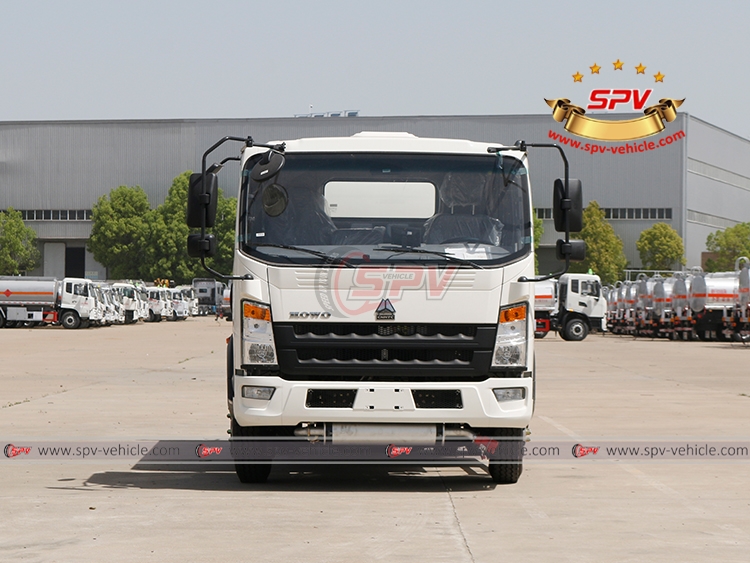 80,00 Litres Refueling Tanker Sinotruk - Front Side